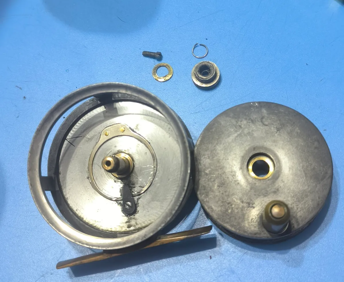 Vintage centre brake fly reel 2 3/4" dia, old fish - Image 3