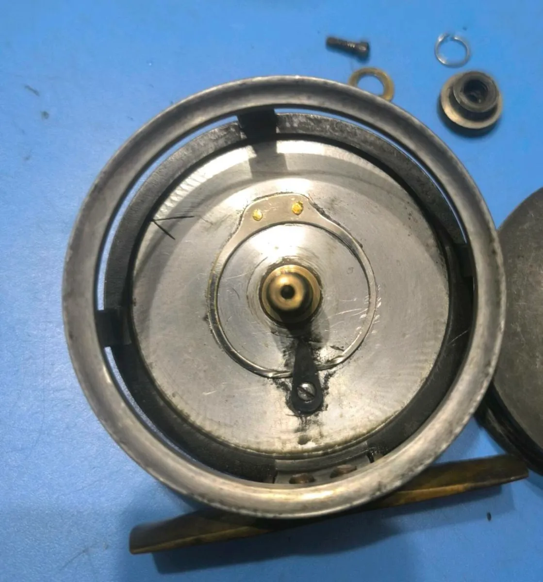 Vintage centre brake fly reel 2 3/4" dia, old fish - Image 4