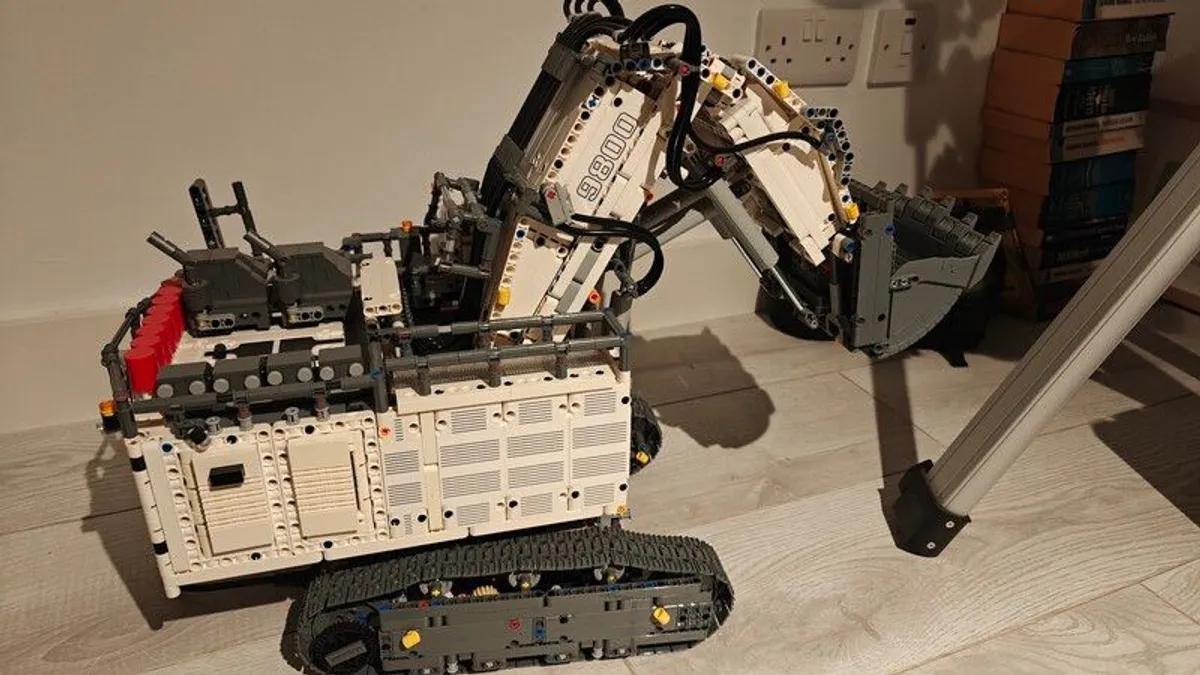 LEGO TECHNIC Liebherr R 9800 Excavator - Image 2