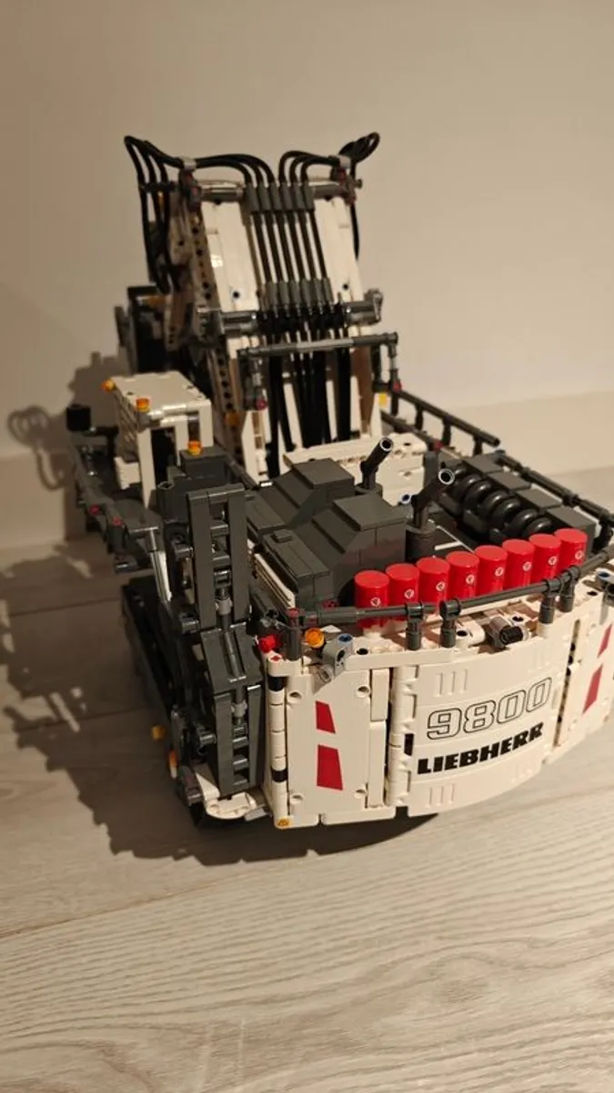 LEGO TECHNIC Liebherr R 9800 Excavator - Image 3