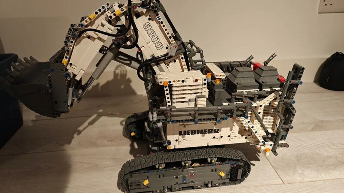 LEGO TECHNIC Liebherr R 9800 Excavator - Image 4