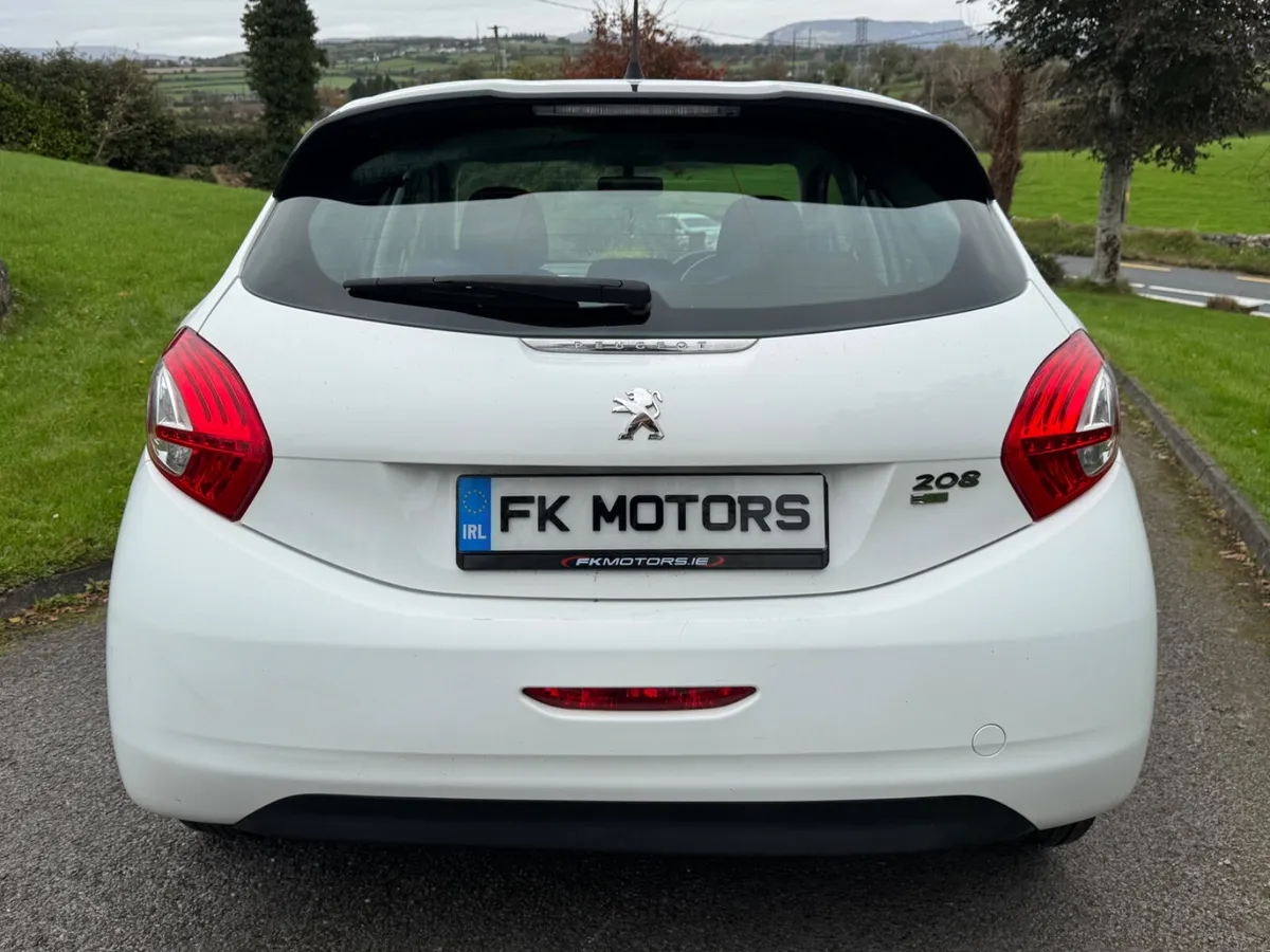 Peugeot 208 2013. Auto - Image 2