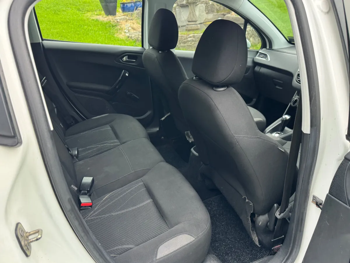 Peugeot 208 2013. Auto - Image 4