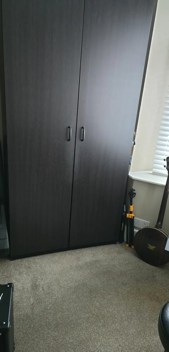Wardrobe with basket drawers - Image 1