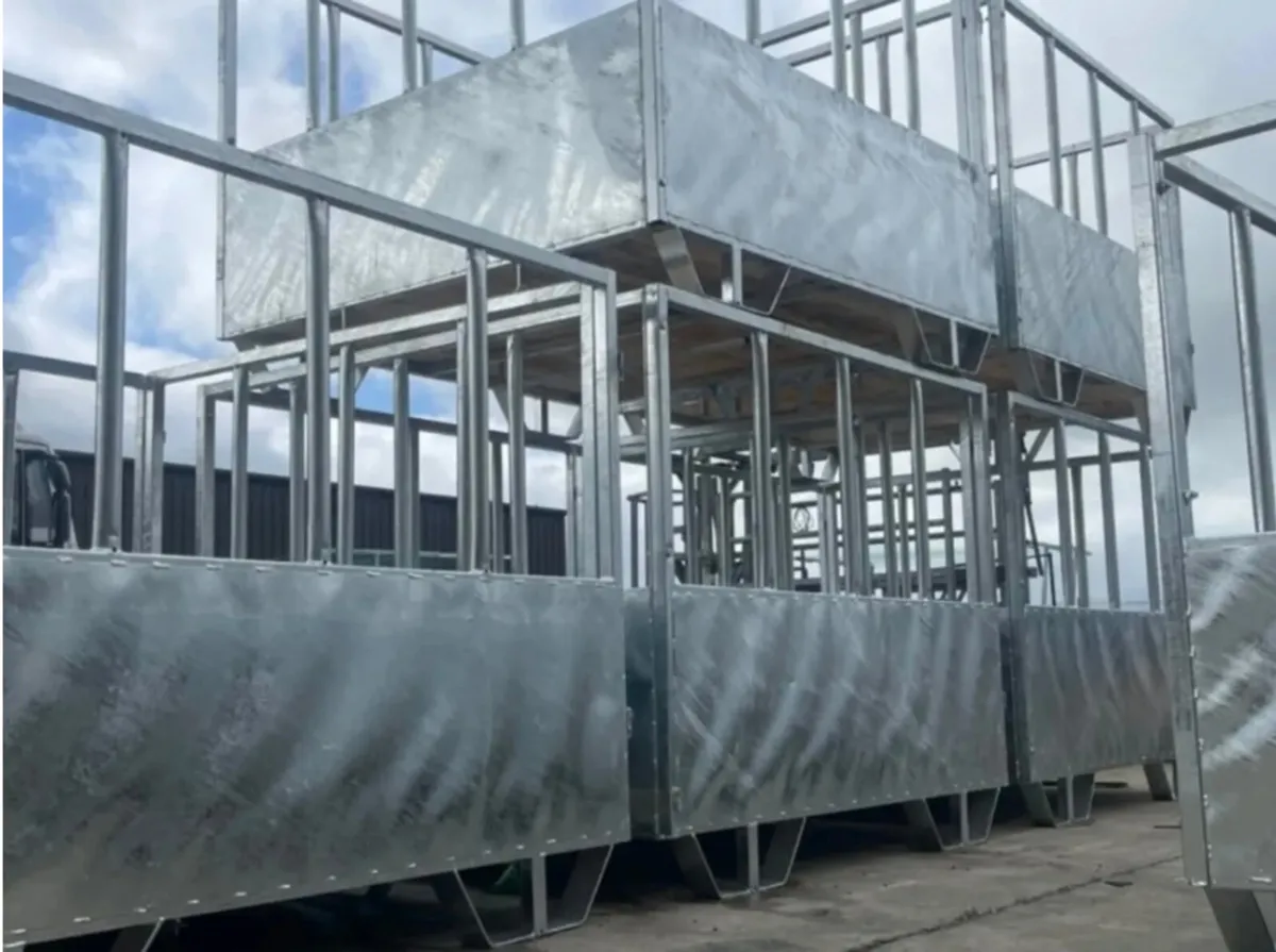 SQUARE FEEDERS NEW - Image 1