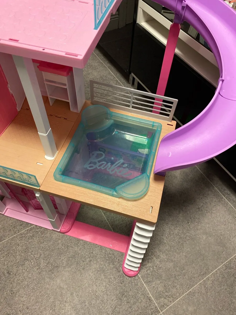 Barbies dream home - Image 3