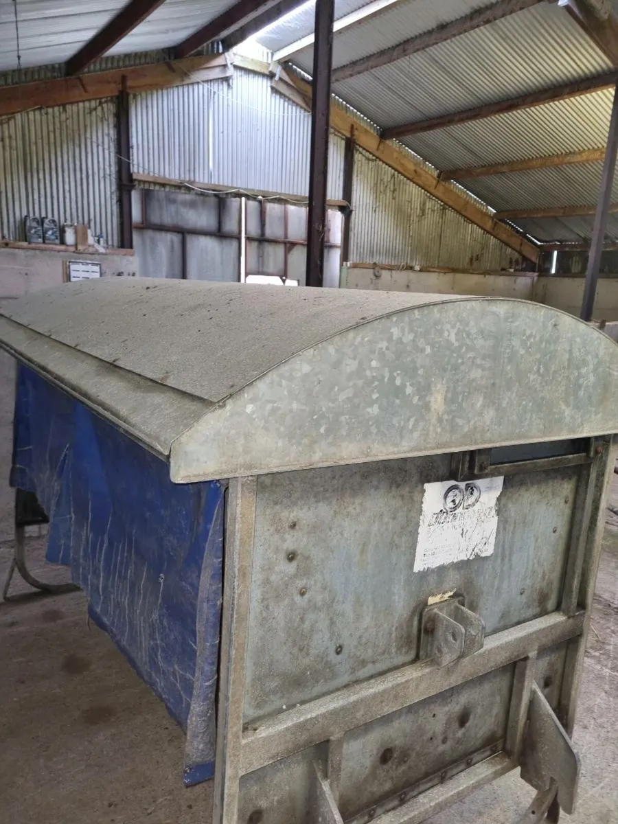 Cattle feeder - Image 1