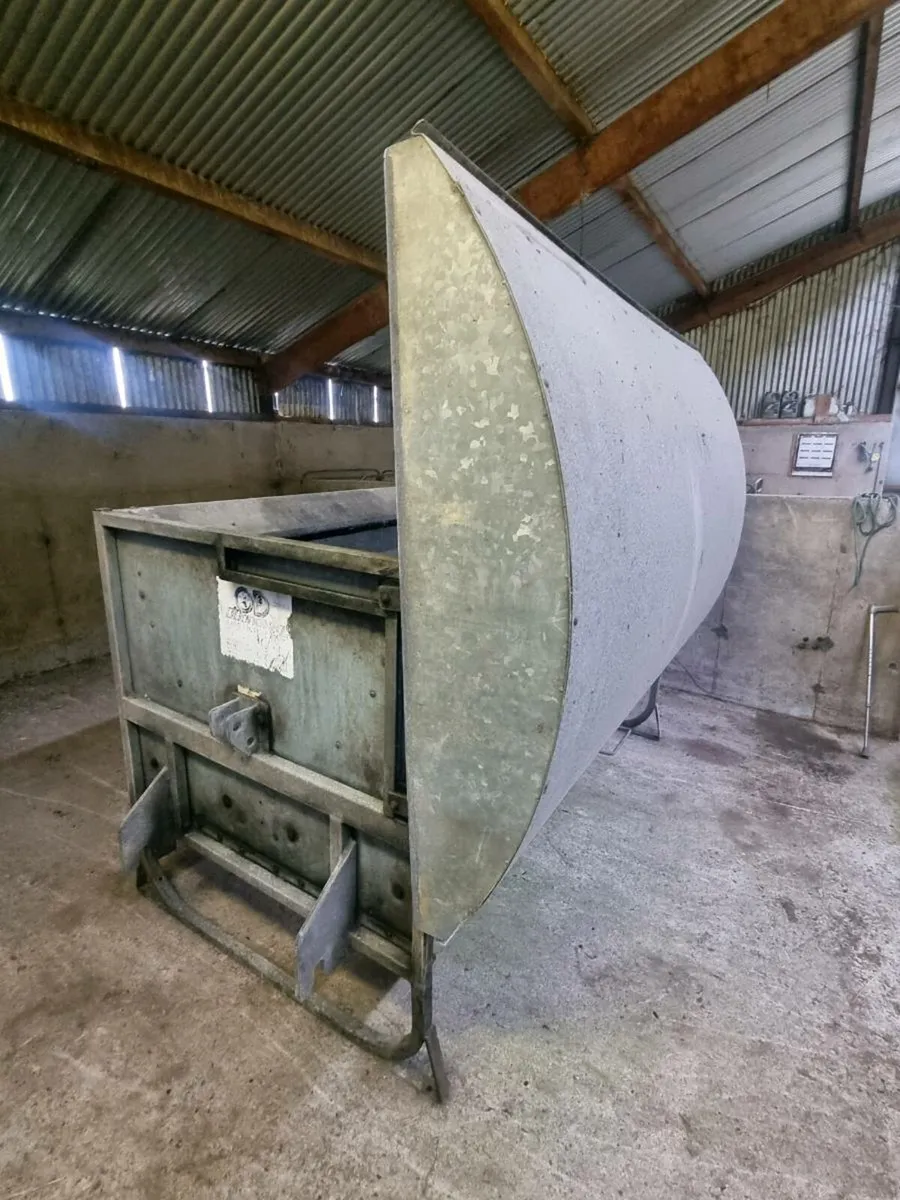 Cattle feeder - Image 2