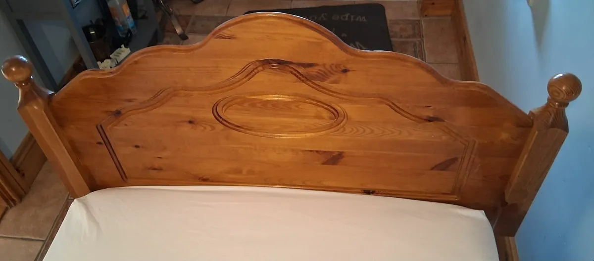 Single divan bed with headboard - Image 1