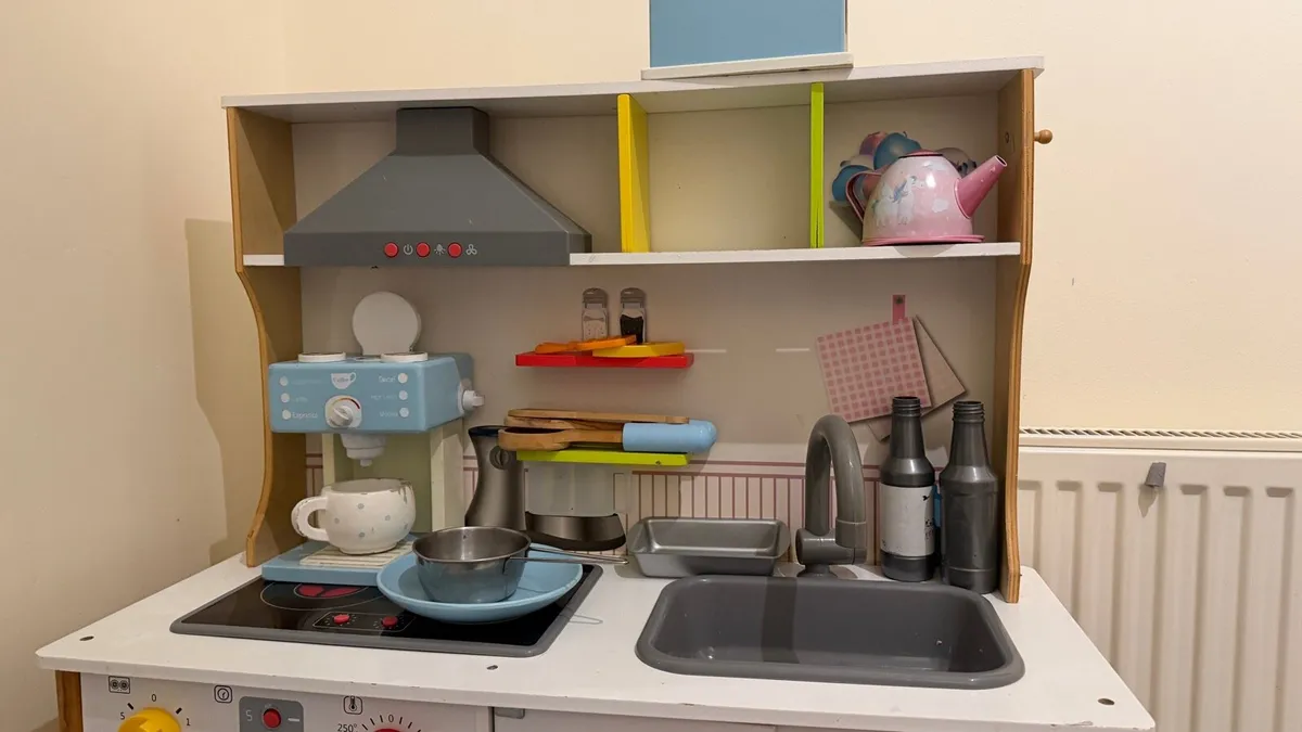 Wooden toy kitchen with accessories - Image 3