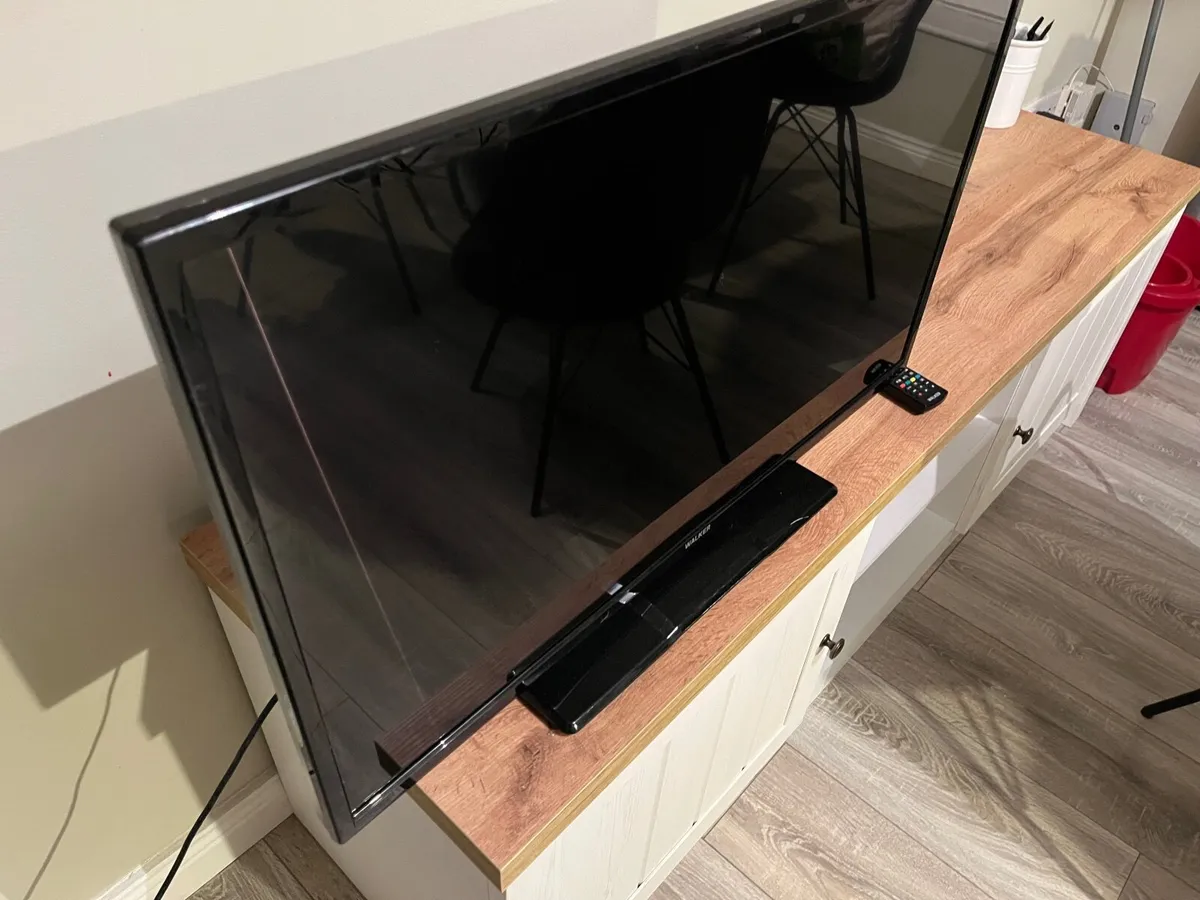 Full HD 32 inch TV Walker with remote - Image 1