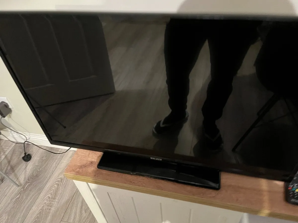 Full HD 32 inch TV Walker with remote - Image 4