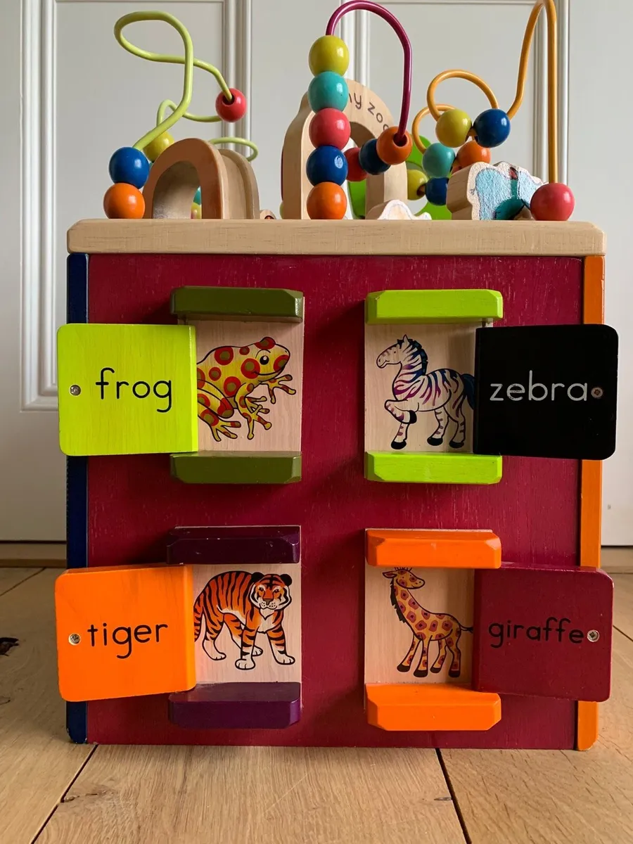 Wooden activity block and black & white board - Image 1