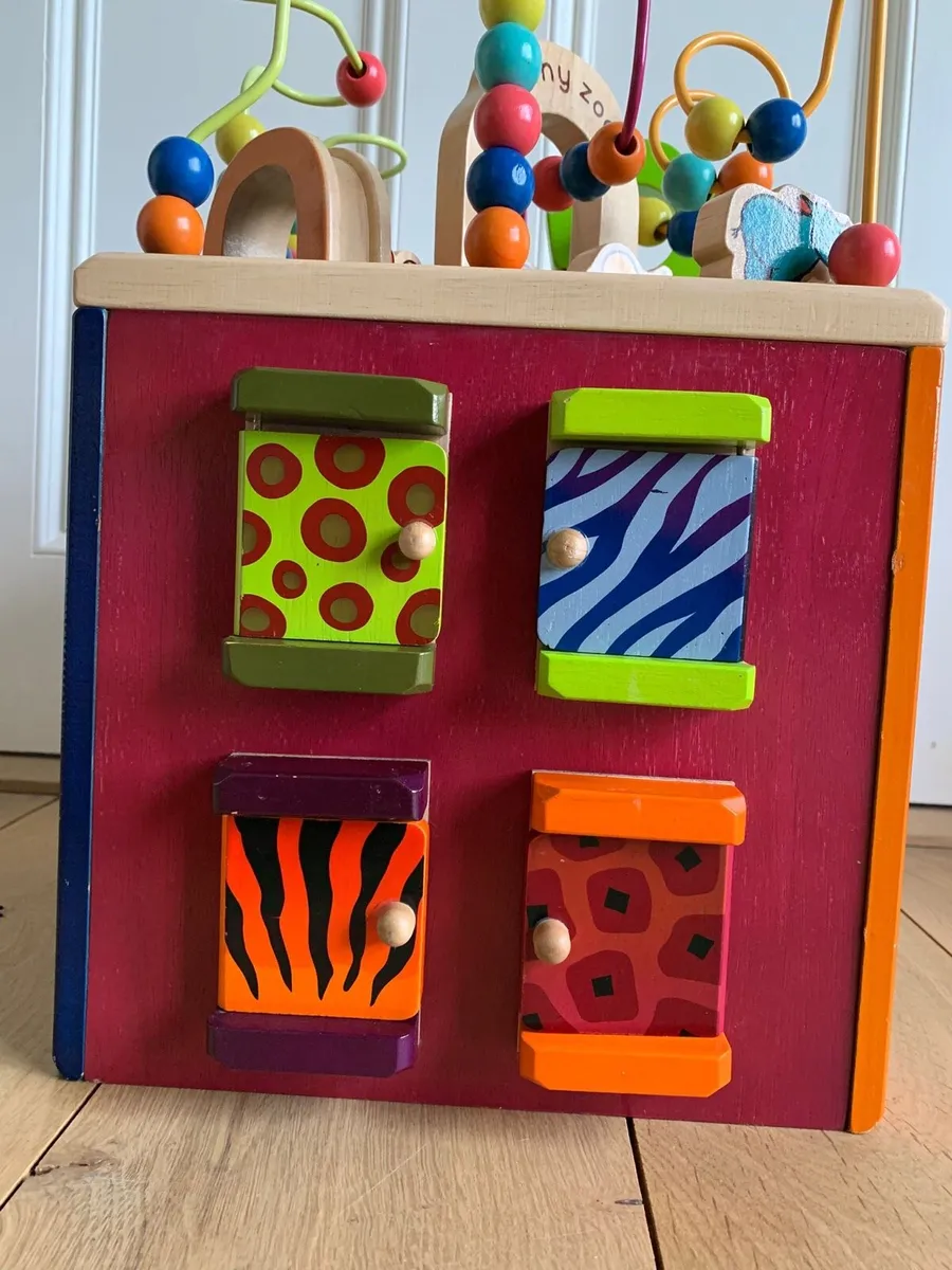 Wooden activity block and black & white board - Image 4