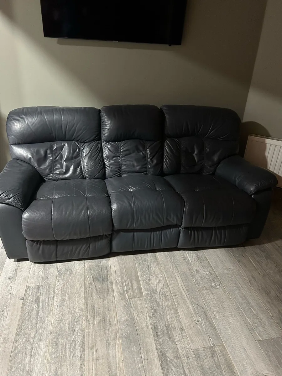 3 seater recliner leather couch - Image 1