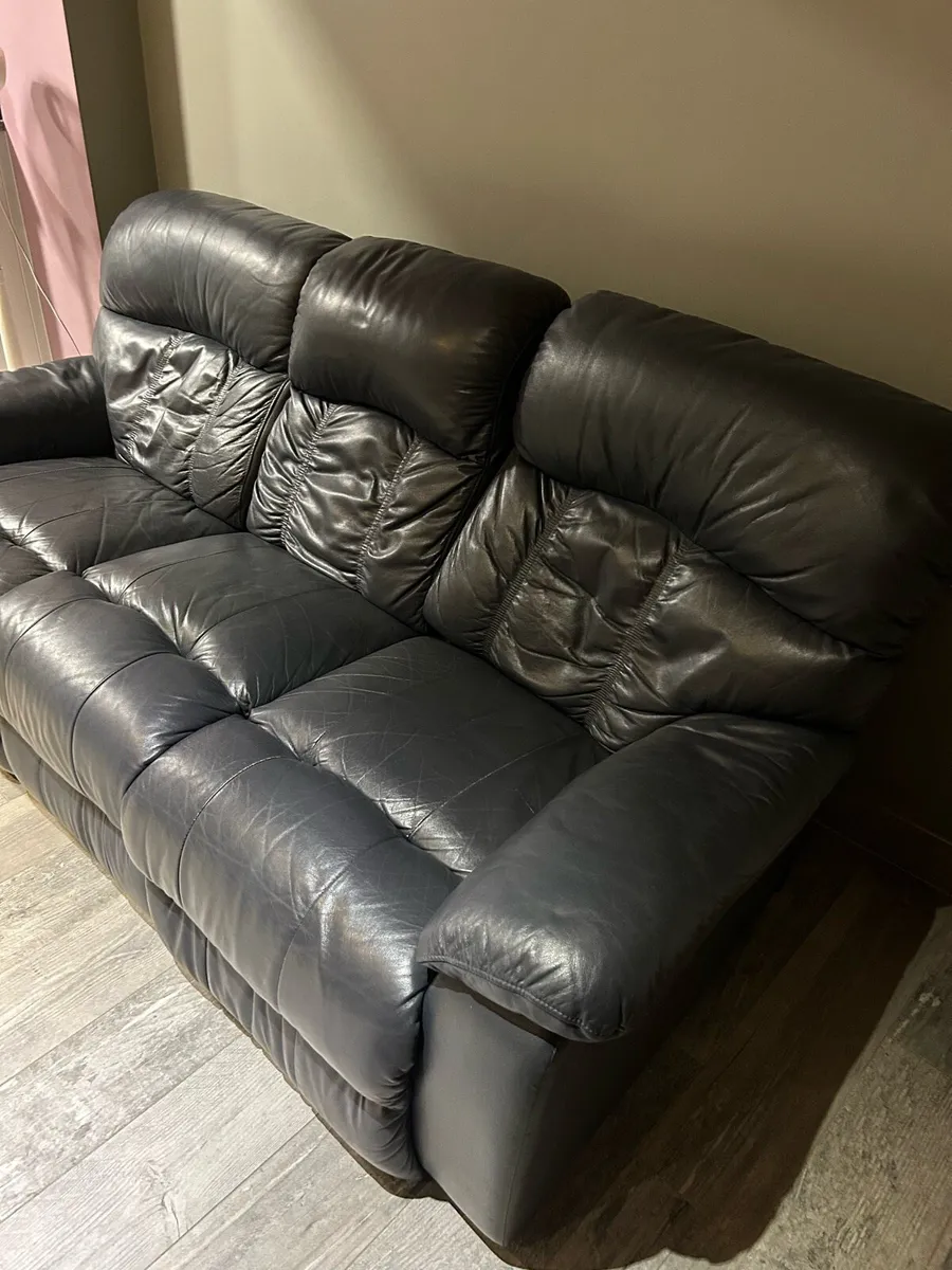 3 seater recliner leather couch - Image 2