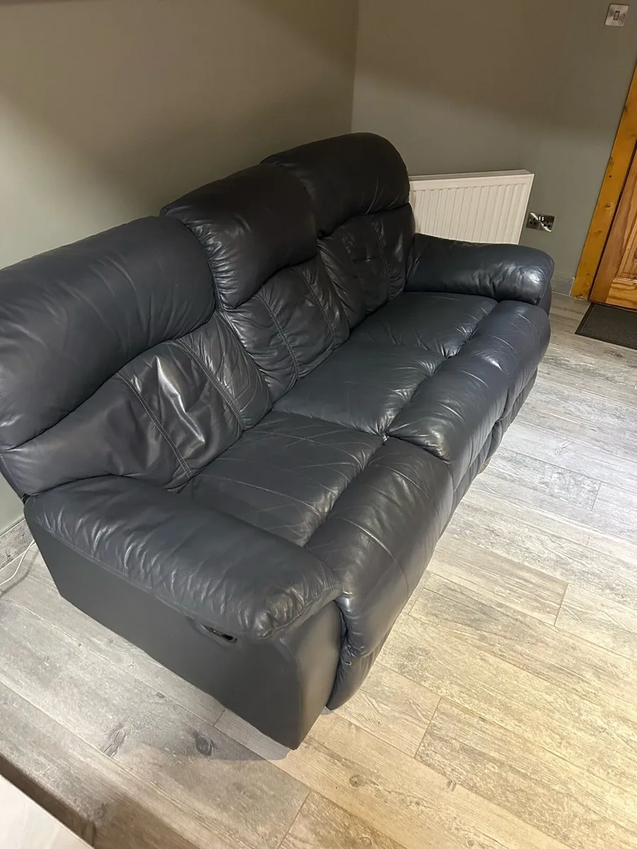 3 seater recliner leather couch - Image 3