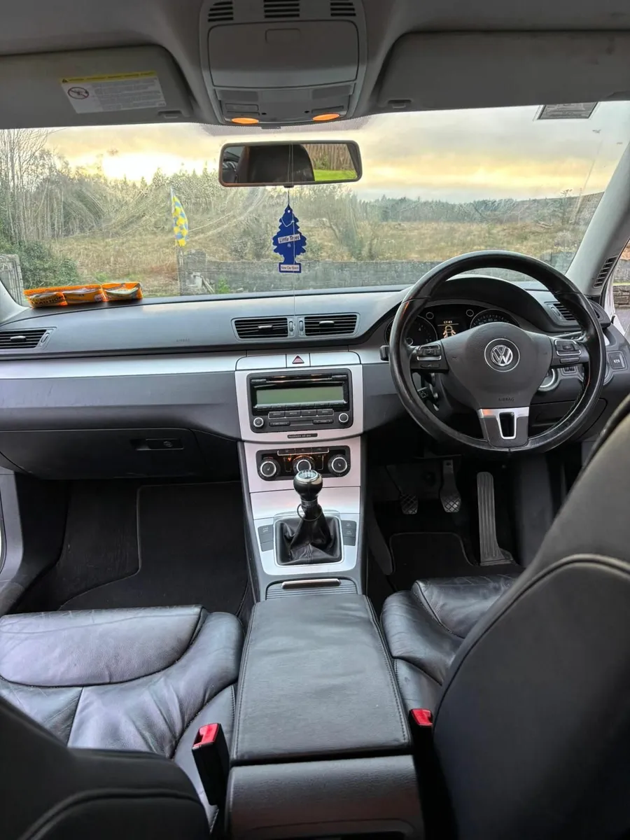 Volkswagen Passat 2010 - Image 4