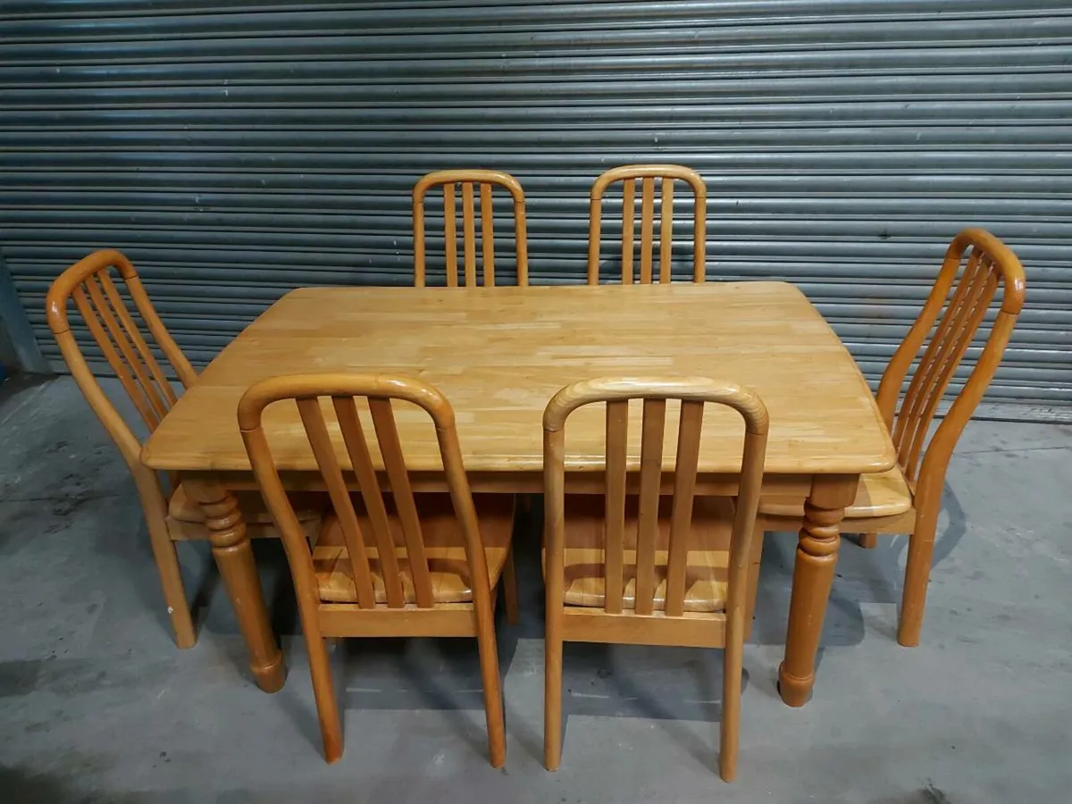 Table and chairs - Image 1