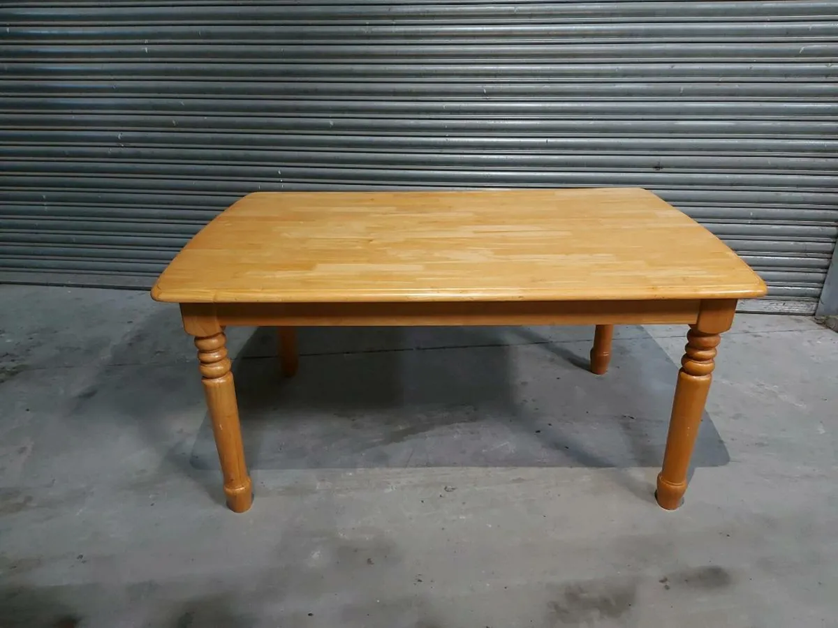 Table and chairs - Image 3