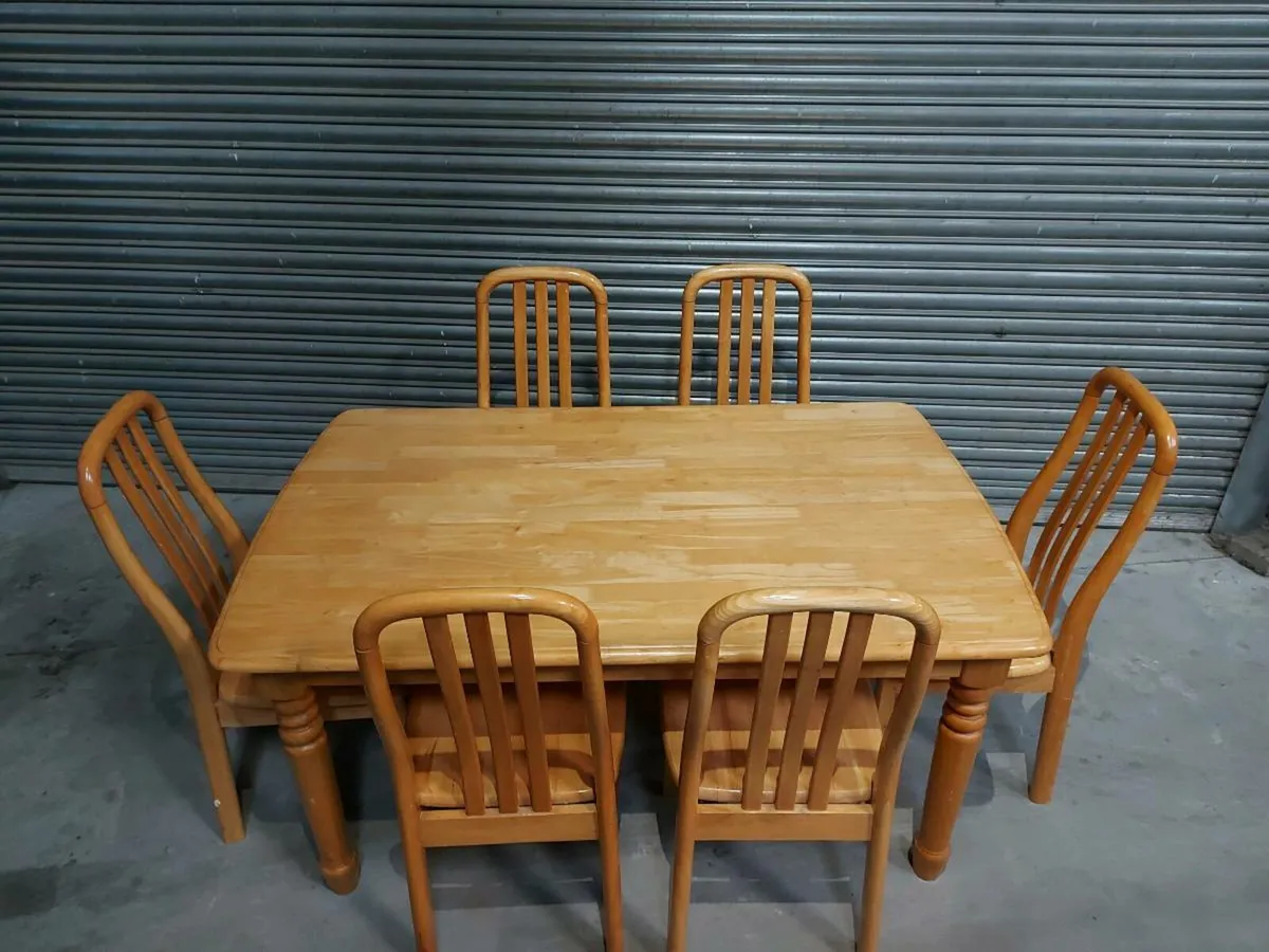 Table and chairs - Image 4