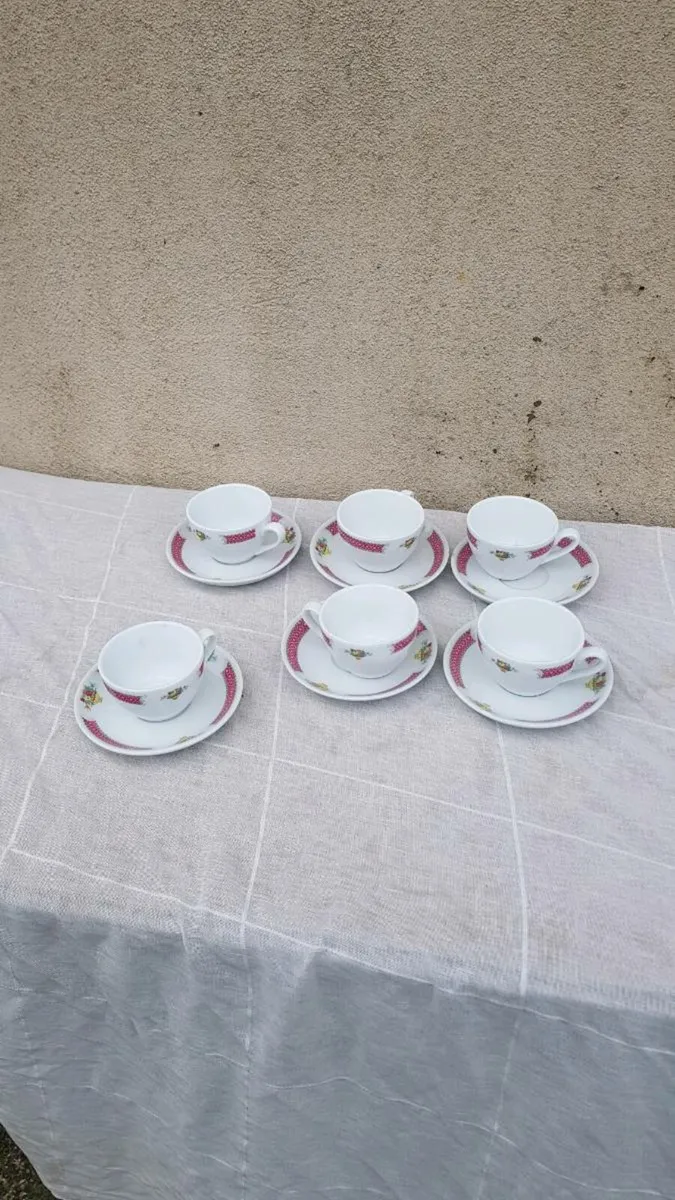 6 tea cups and saucers postage possible - Image 1