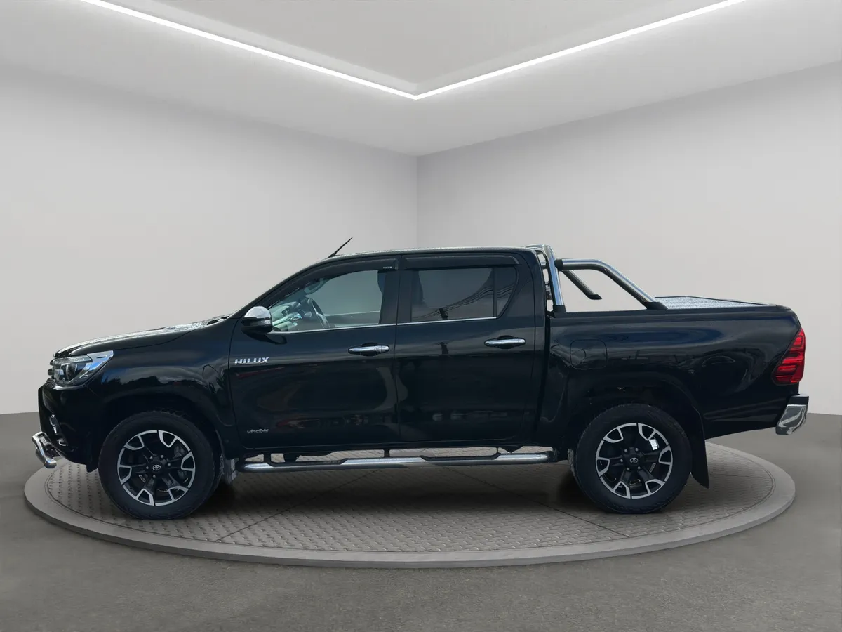 2017 Toyota Hilux Invincible x - Image 2