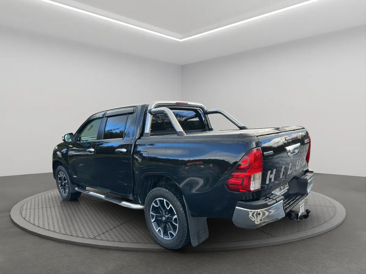 2017 Toyota Hilux Invincible x - Image 3