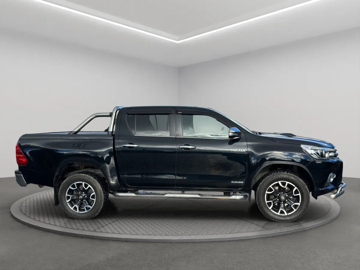 2017 Toyota Hilux Invincible x - Image 4