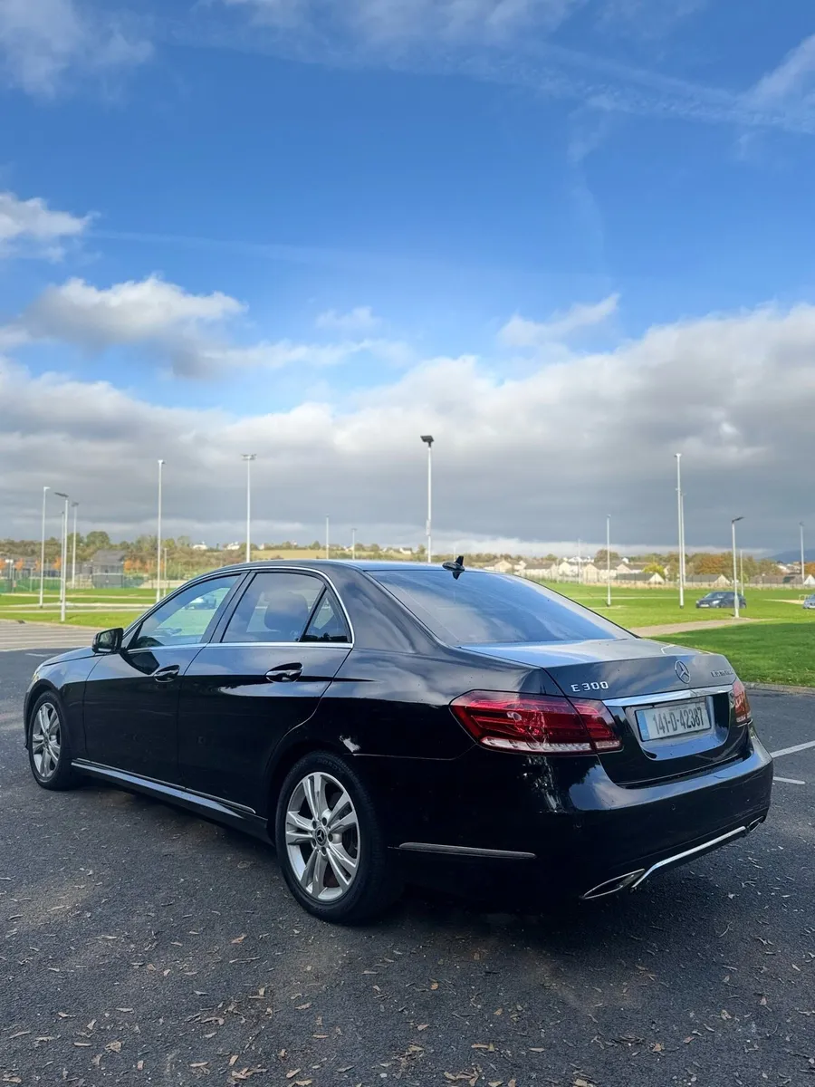 Fully serviced Mercedes E300 Hybrid Drives perfect - Image 3