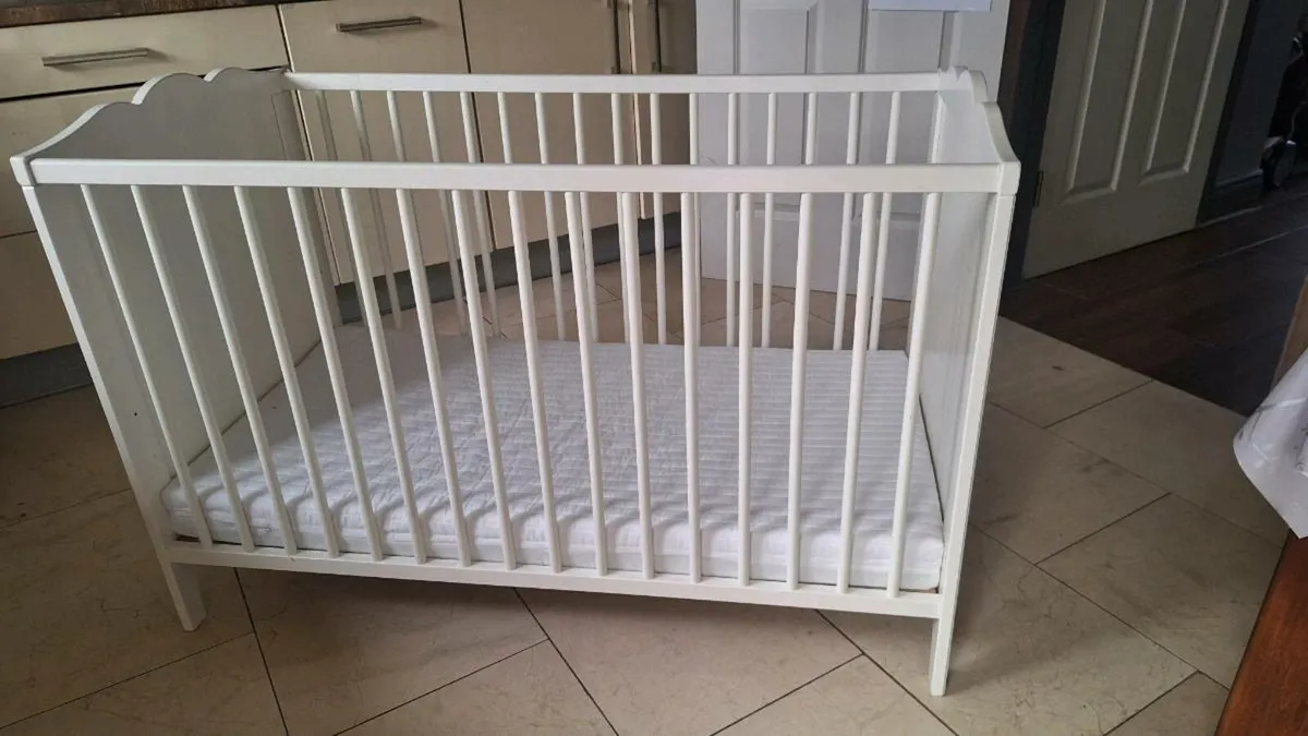 Cott and nearly  new deluxe mattress - Image 3