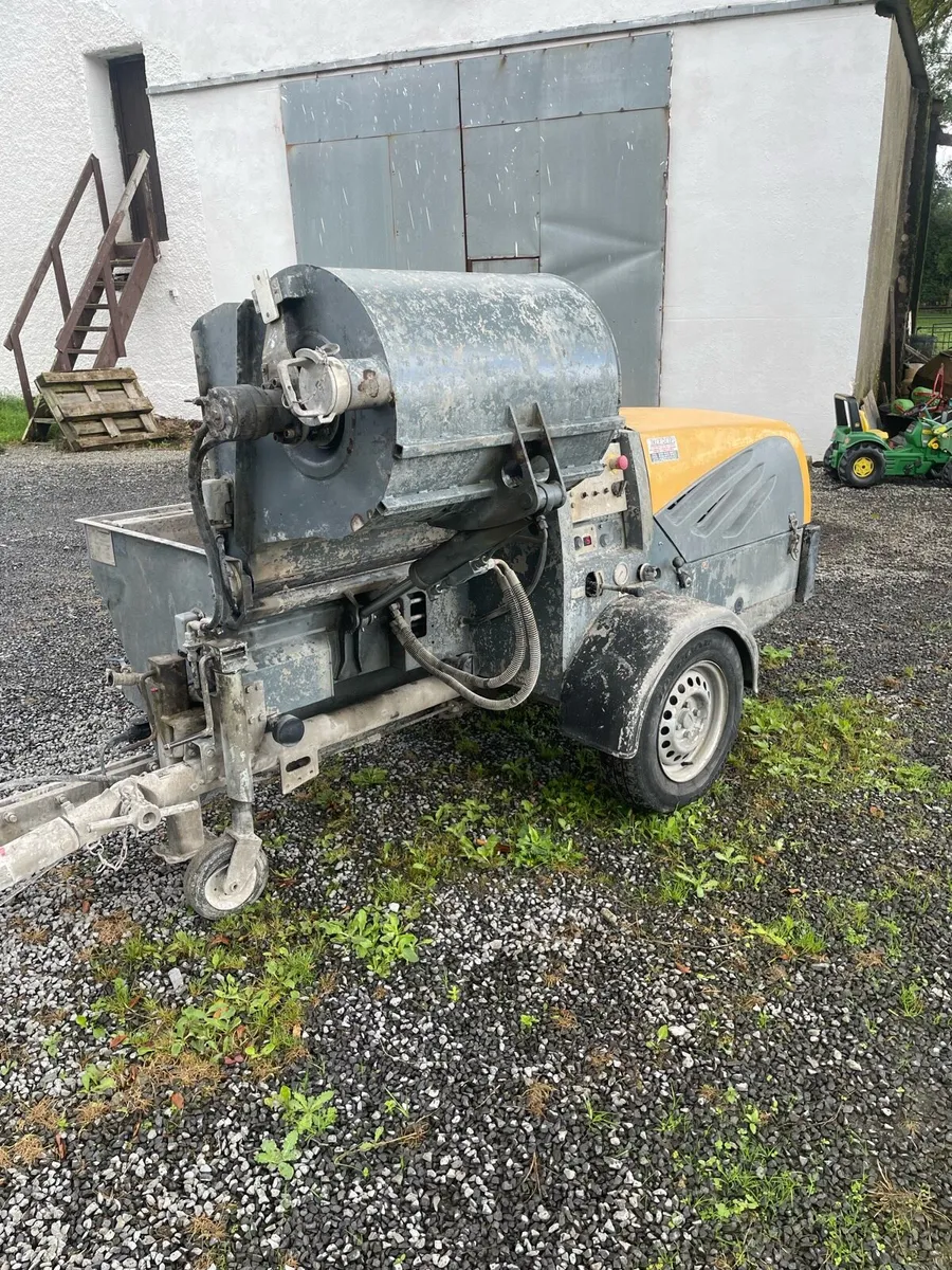 Plastering machine and liquid screed set up - Image 4