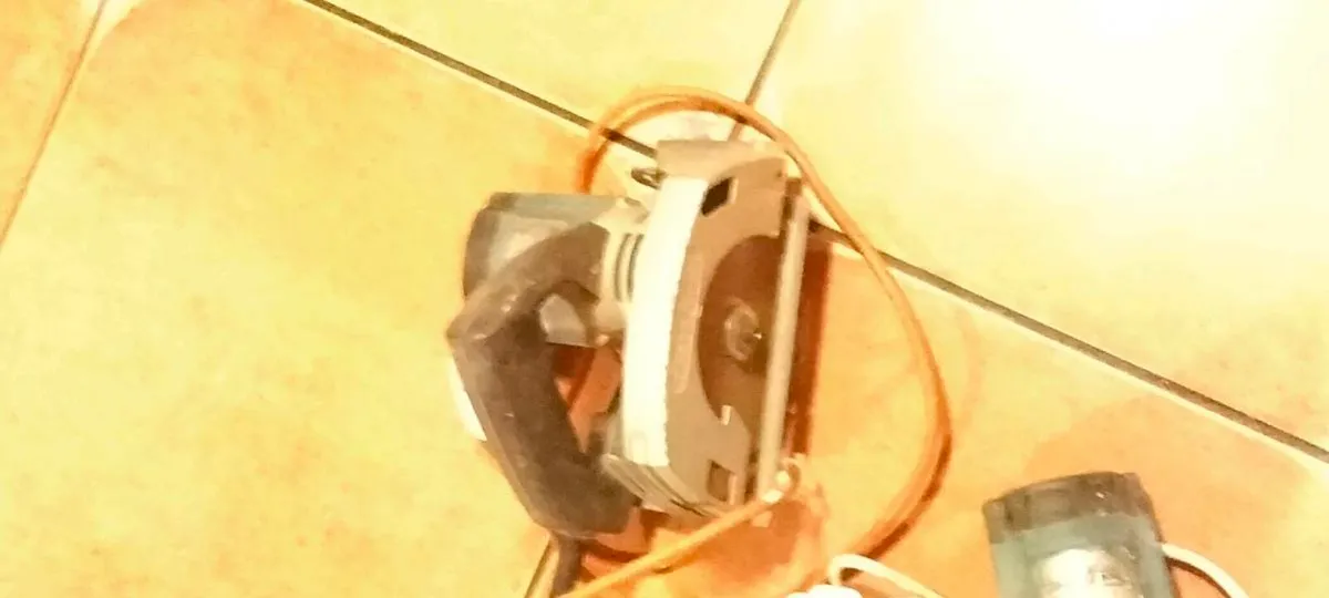 2 black and Decker saws 450 wat - Image 1