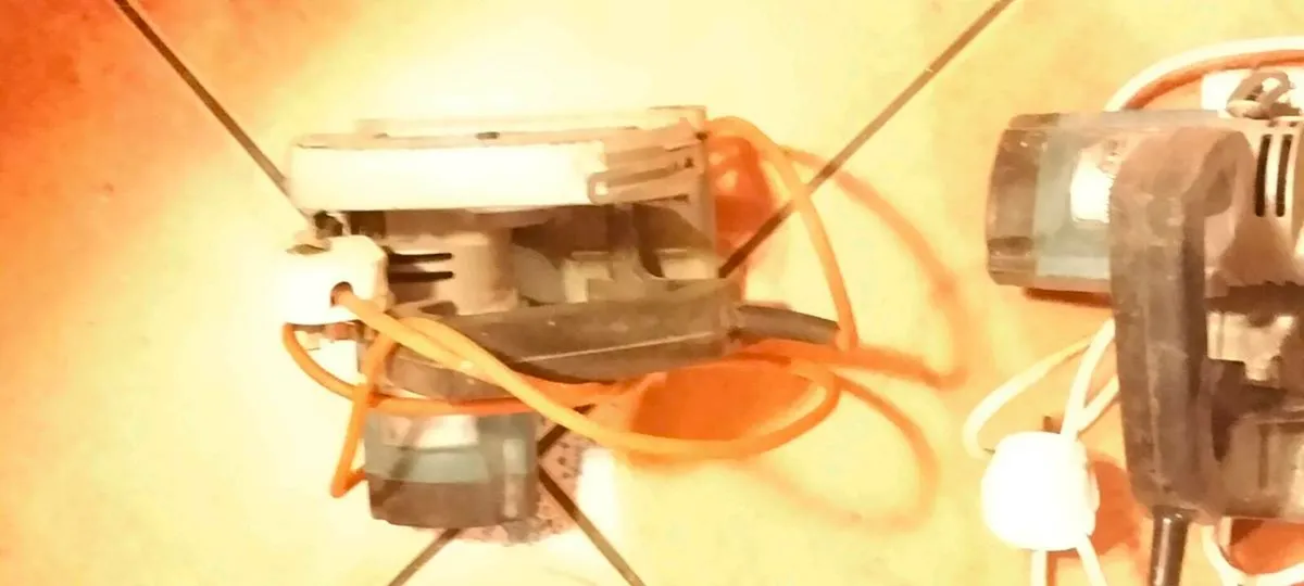 2 black and Decker saws 450 wat - Image 2