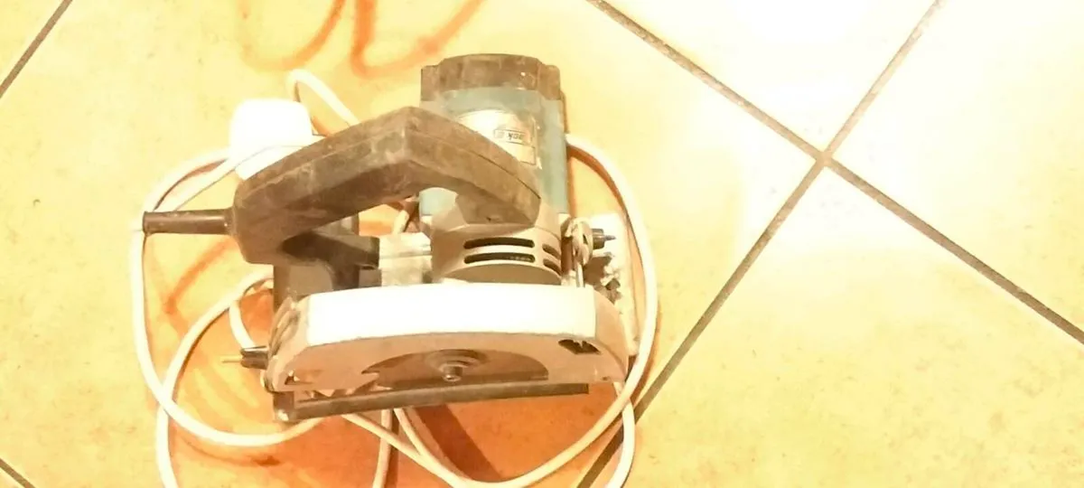 2 black and Decker saws 450 wat - Image 3