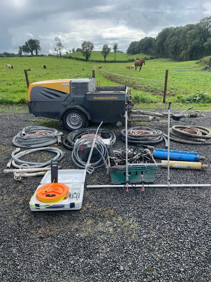 Plastering machine and liquid screed set up - Image 1