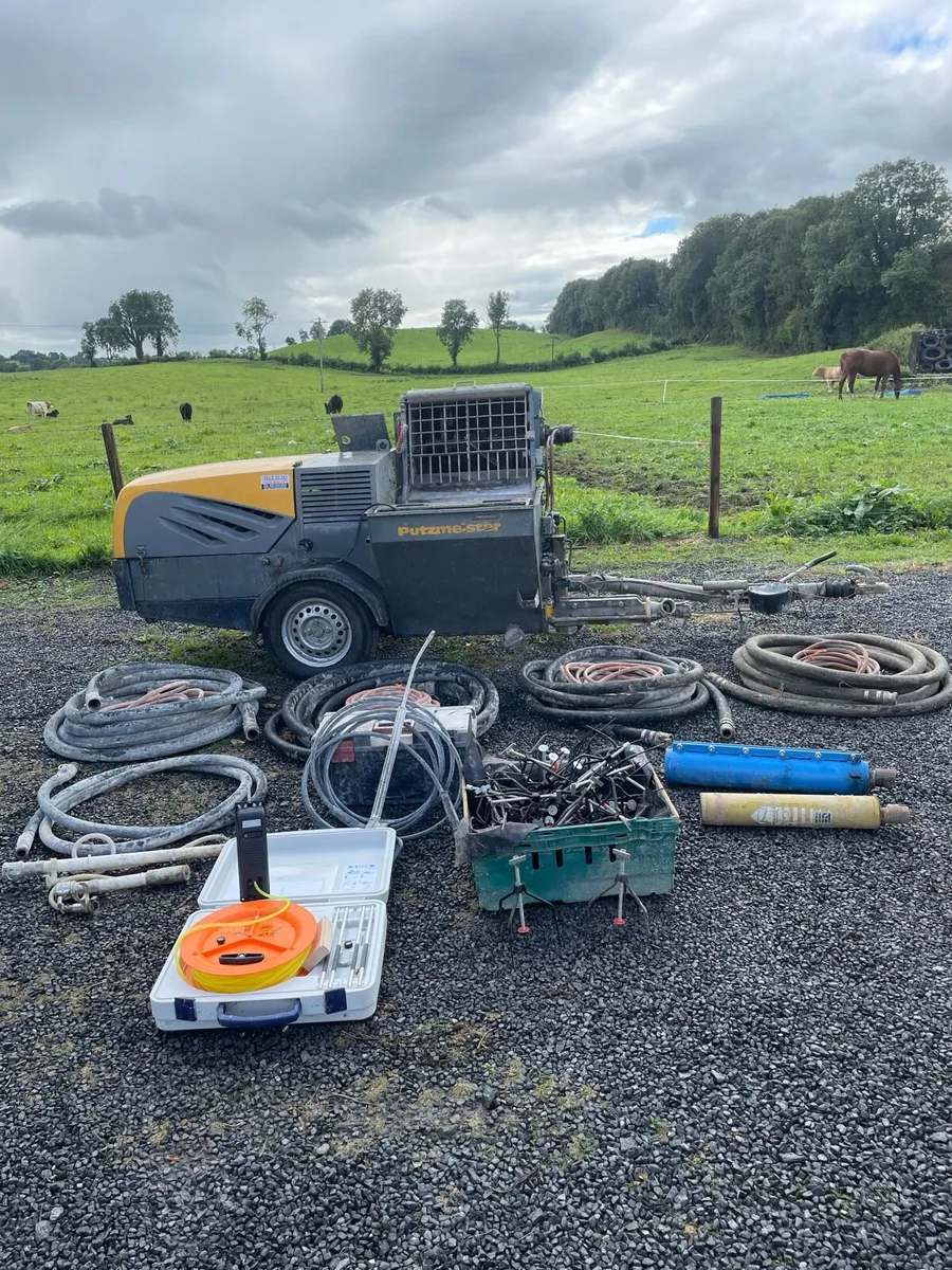 Plastering machine and liquid screed set up - Image 2