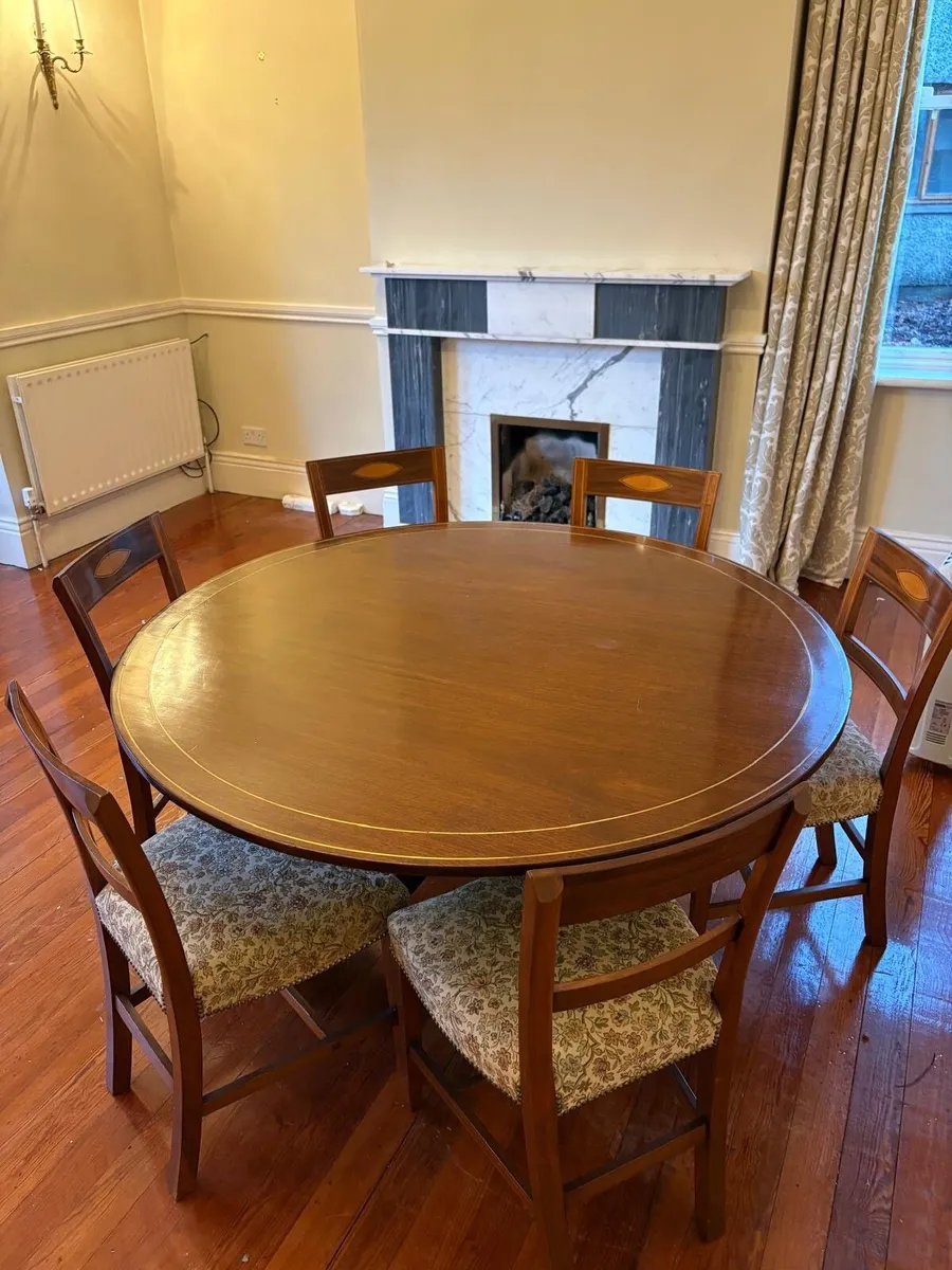 Round dining room table and 6 chairs - Image 1