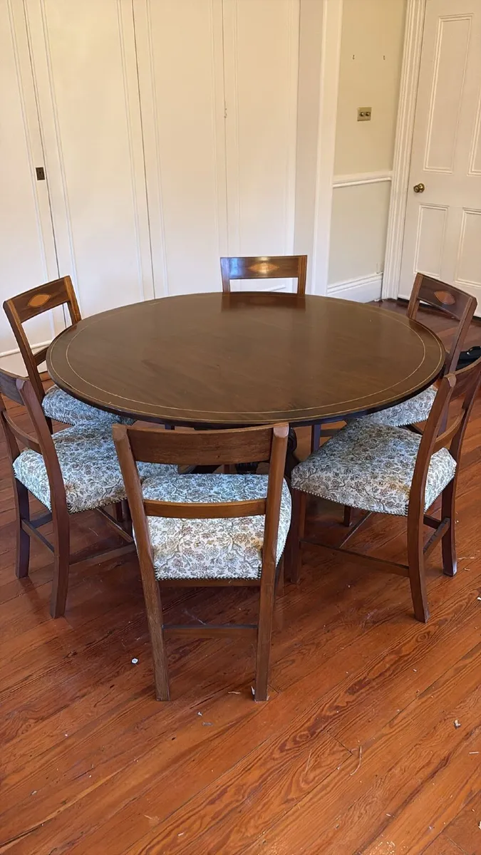 Round dining room table and 6 chairs - Image 2