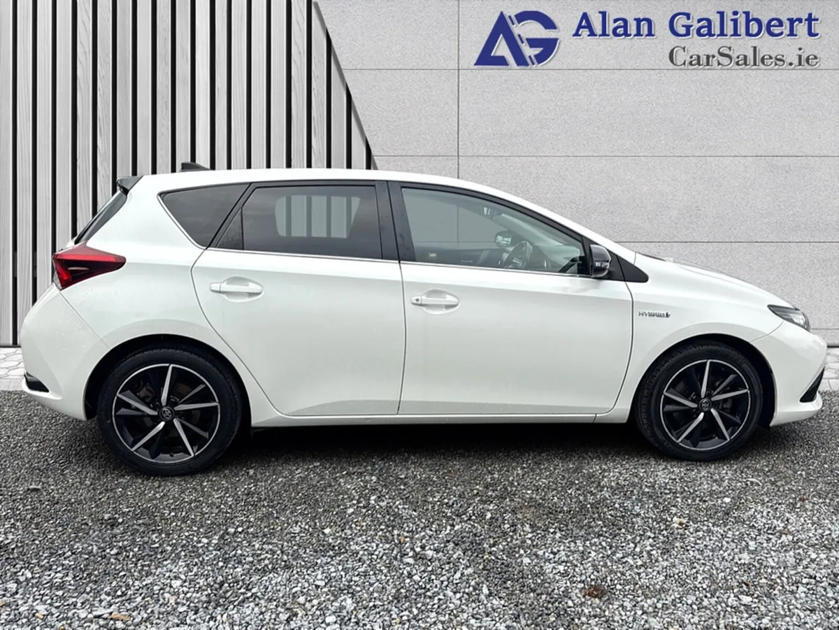 Toyota Auris HYBRID LUNA SPORT AUTO 4DR - Image 3
