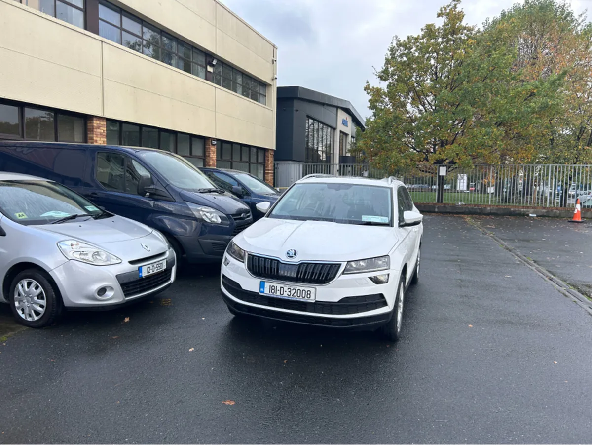 Skoda Karoq AUTOMATIC///ONLY68000KLMS///PANORAMIC - Image 3