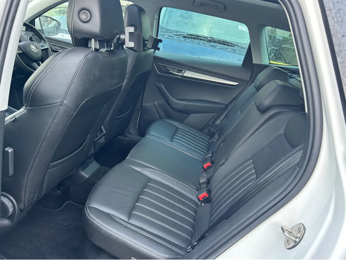 Skoda Karoq AUTOMATIC///ONLY68000KLMS///PANORAMIC - Image 4