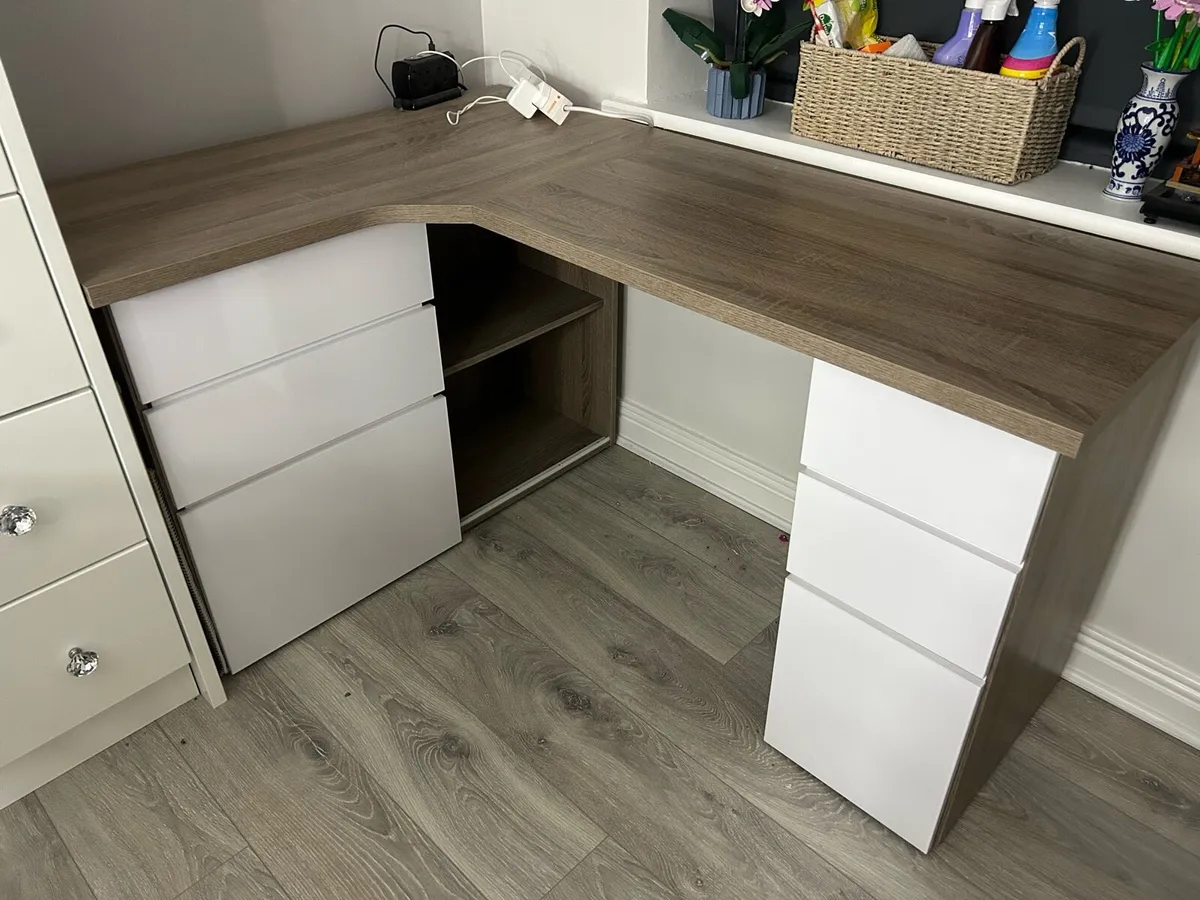 Corner desk - Image 1