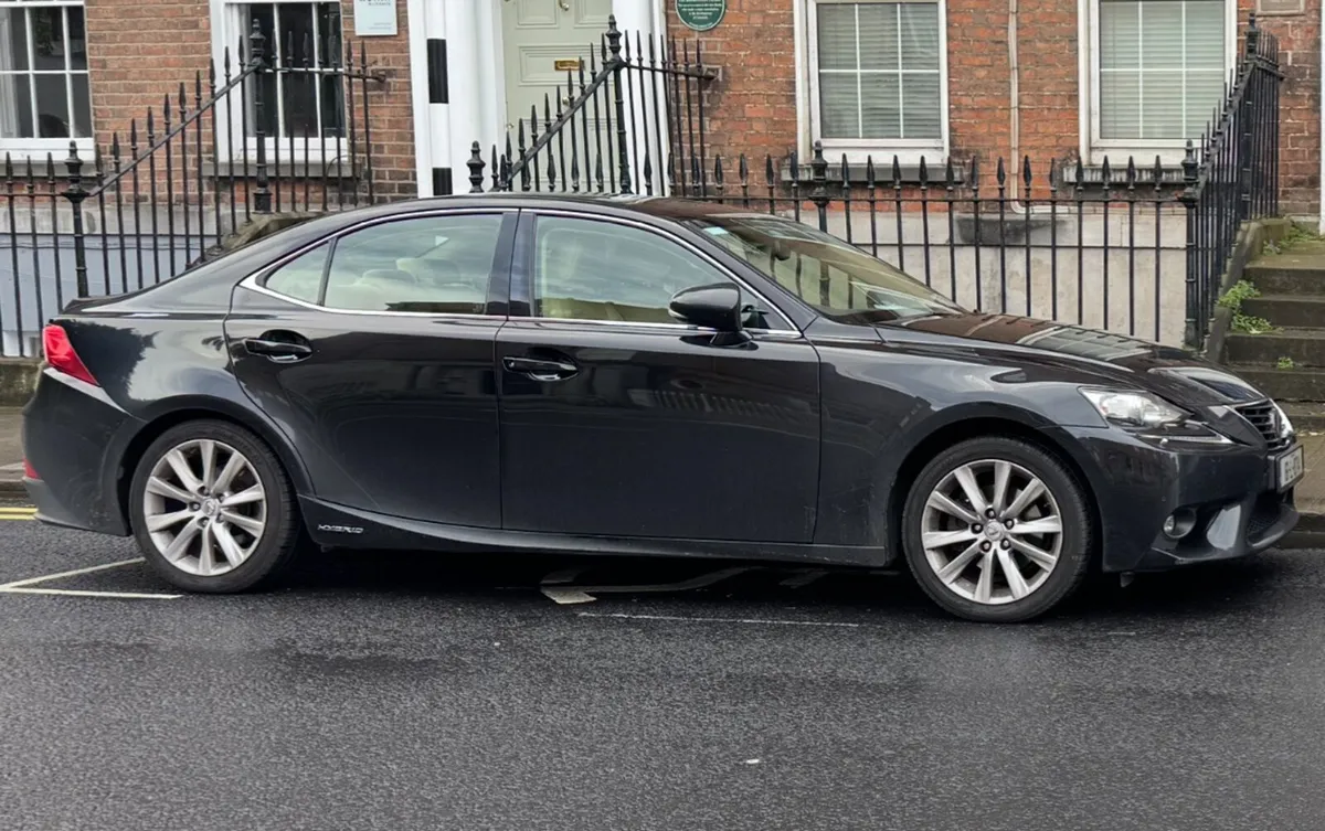 Lexus IS 2016 - Image 1