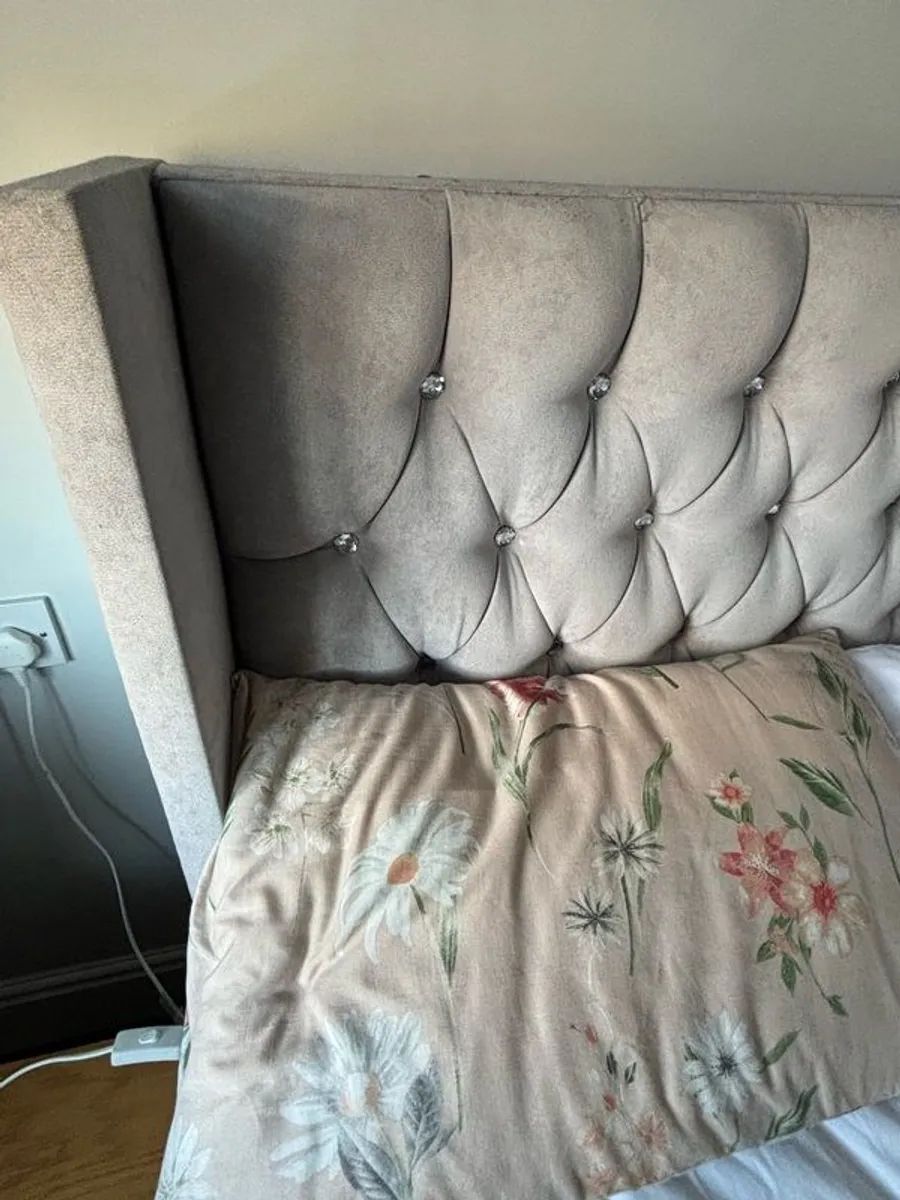 couch and bed - Image 2
