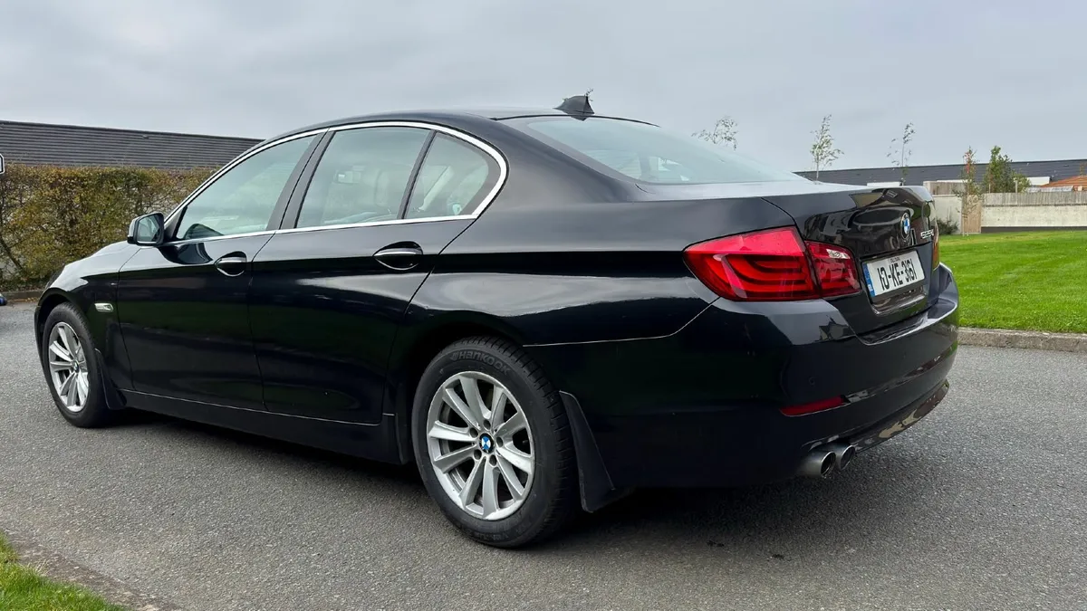 BMW 5-Series 2010 - Image 2