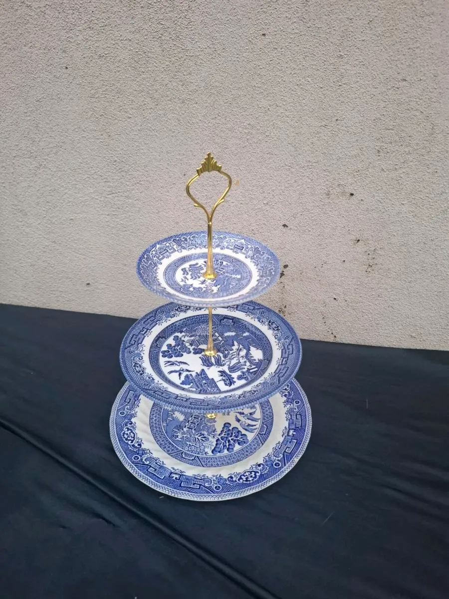 3 tiers blue willow style cake stand - Image 1