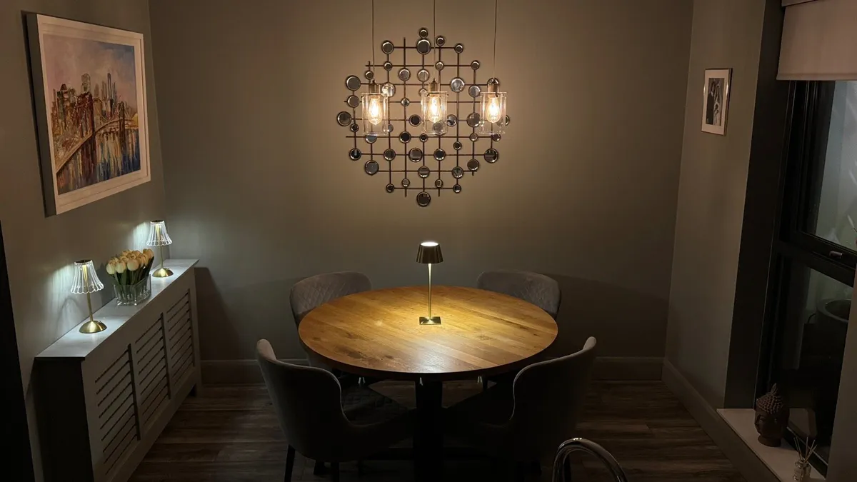 Dining table plus 4 chairs - Image 1