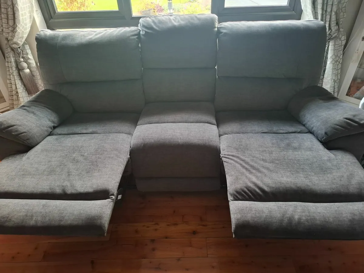 GREY RECLINER COUCH. - Image 2