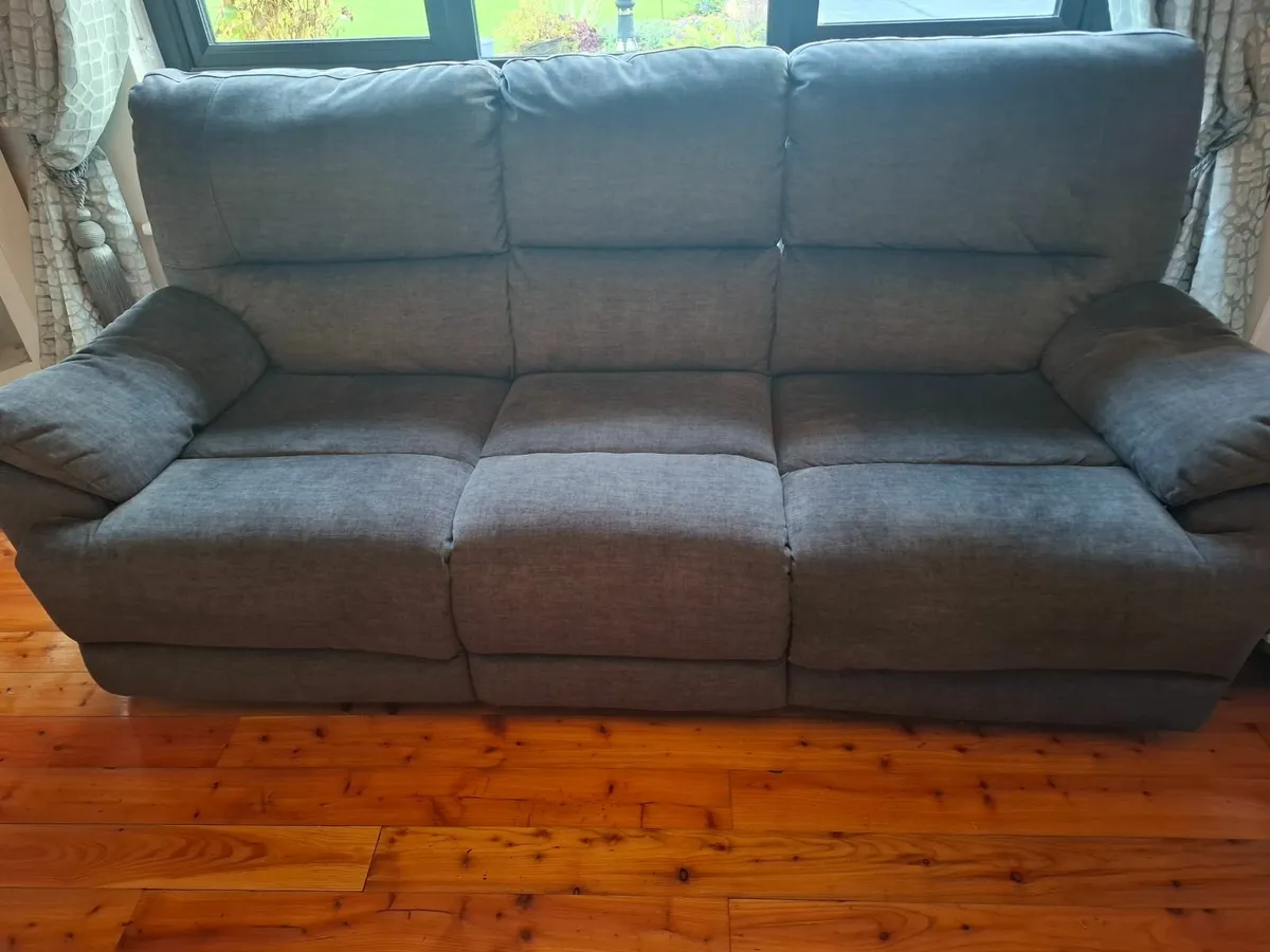 GREY RECLINER COUCH. - Image 3